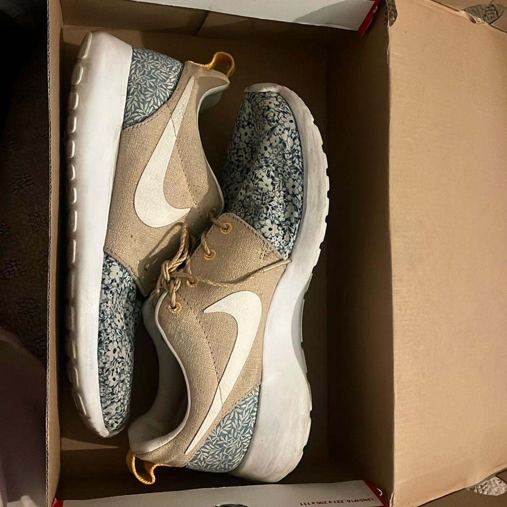 Nike Roshe Run 6 Y / Women 7.5